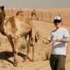 Ed Sheeran aprovechó su paso por Dubai para conocer el desierto y tocar para los camellos