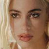 Tini Stoessel impacta en su nuevo video: corpiño a la vista, maxitapado y rubio platinado