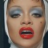 Rihanna se vistió de monja sexy para una revista