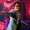 Bruno Mars supera los 140 millones de oyentes mensuales en Spotify y hace historia con importante récord