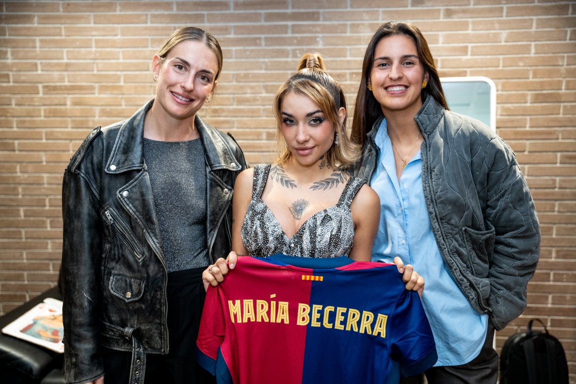 El especial regalo que María Becerra recibió de las futbolistas del Barcelona tras su show en España