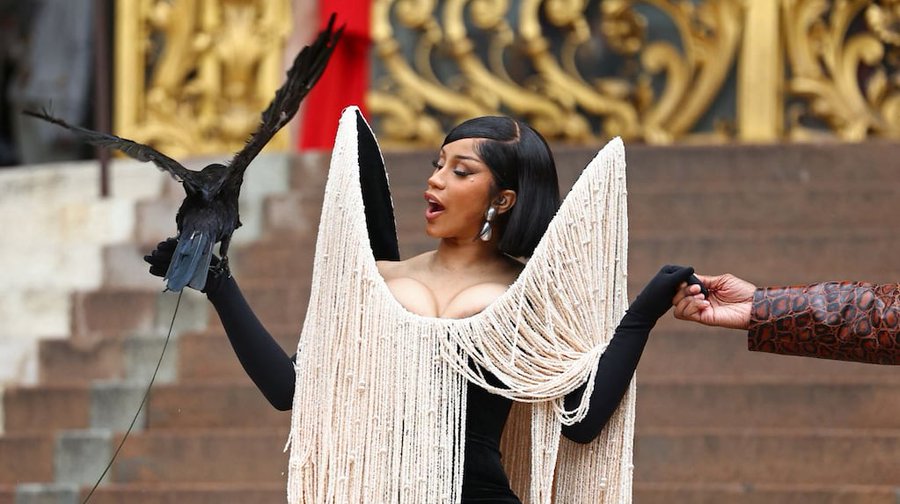 El micrófono que Cardi B le tiró a un fanático en pleno show se vende por una cifra millonaria en internet