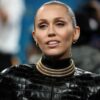 Miley Cyrus estrenó “Secrets”, con un mensaje especial: “Esta canción es para mi papá”