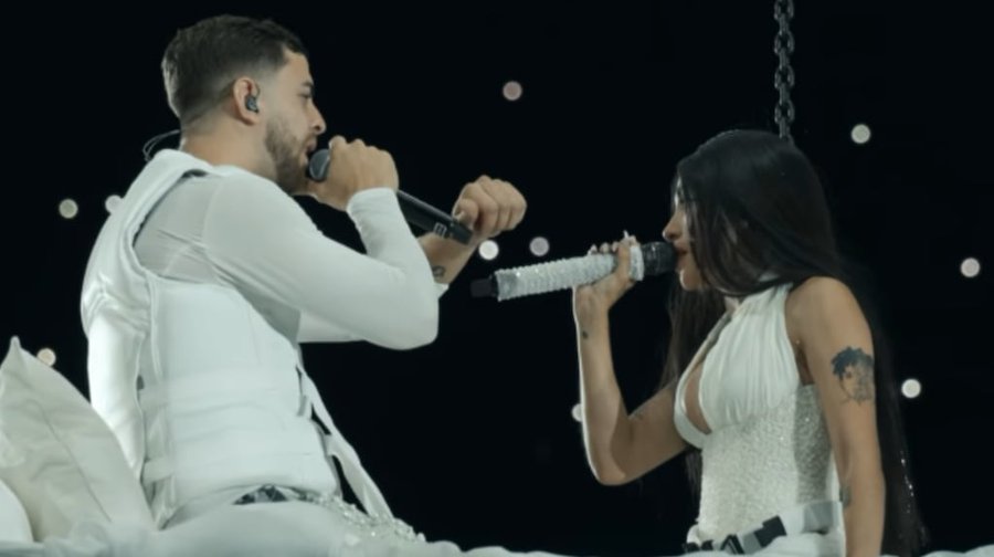 Dieron a conocer qué dice el tatuaje de J Rei que hizo llorar a María Becerra durante su show