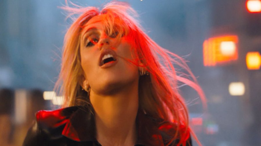 Miley Cyrus lanzó “Bass Persuades” y pone al mundo a bailar
