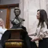 victoria villarruel y el busto de maria estela martinez de peron