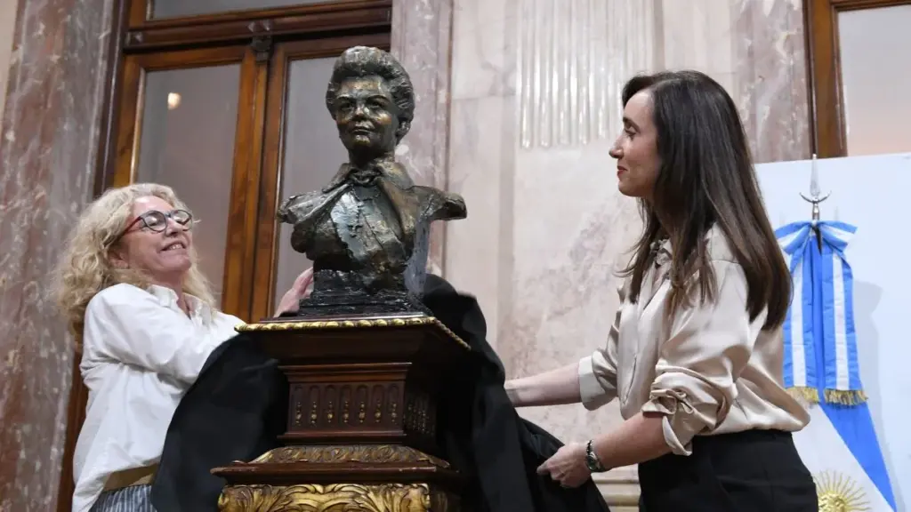 victoria villarruel y el busto de maria estela martinez de peron