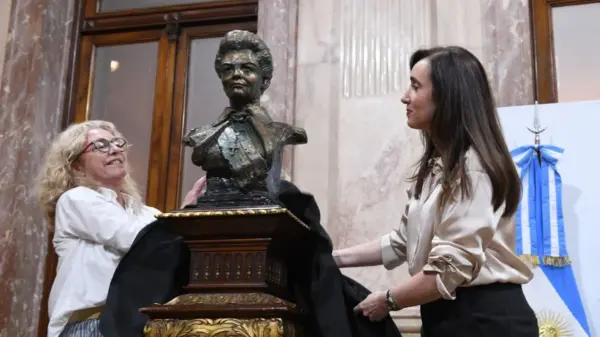 victoria villarruel y el busto de maria estela martinez de peron