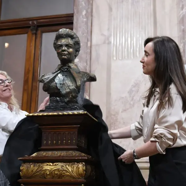 victoria villarruel y el busto de maria estela martinez de peron