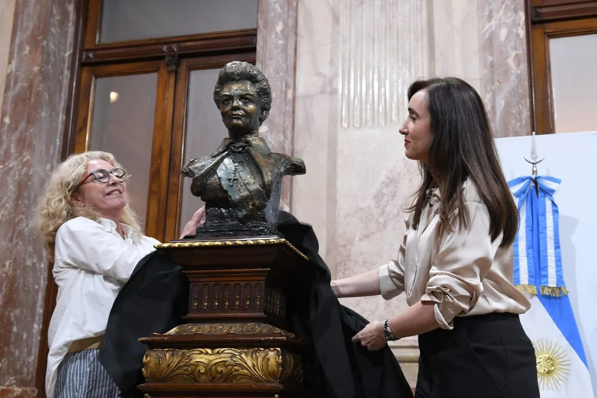 victoria villarruel y el busto de maria estela martinez de peron